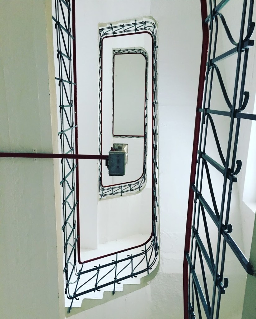 Fotografie mit dem Titel "Up". Das Bild zeigt eine Treppe nach oben.